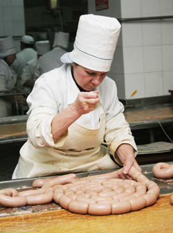Украинцы не готовы есть колбасу из мяса? 