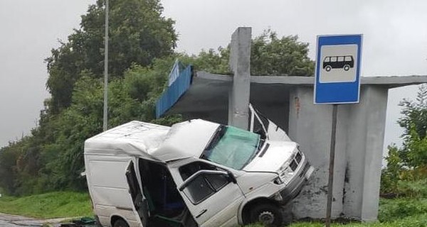На Львівщині вантажівка протаранила зупинку, загинула людина