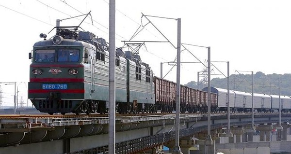 Укрзалізниця дві доби боролася з обвалом грунту в Чернівецькій області та, нарешті, запускає поїзди