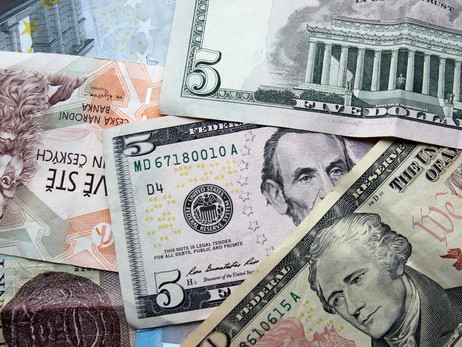 Курс валют на 27 вересня: долар впав, євро виріс