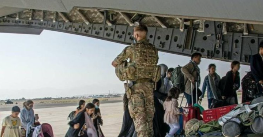 Українська розвідка заявила, що ЗМІ і спецслужби РФ намагалися зірвати евакуацію українців з Афганістану