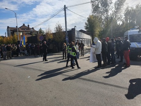 Прихильники Порошенка поїхали до Зеленського в Конча-Заспу через акцію біля будинку експрезидента в Козині