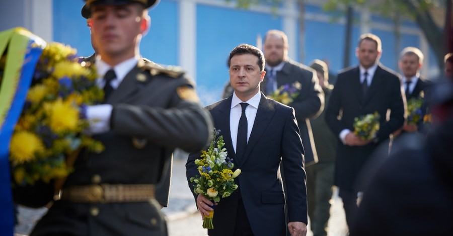 Зеленский возложил цветы в Киеве и уехал праздновать День защитников Украины на Хортицу