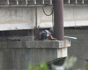 Турист заснул на мосту в Алуште + [ФОТО] 