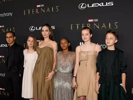 Дочь Анджелины Джоли Захара повторила ее модный образ с премии 