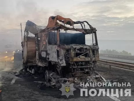 З'явилося відео з місця смертельної аварії на одеській трасі: машини вигоріли повністю, число загиблих уточнюється