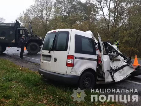 На Львовщине машина врезалась в военный грузовик, погибла супружеская пара