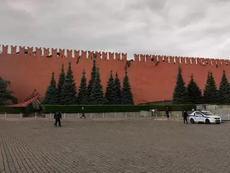 У Москві через ураганний вітер постраждала Кремлівська стіна