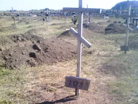 Загиблі мирні люди Донбасу: могили знаходять в городах і клумбах