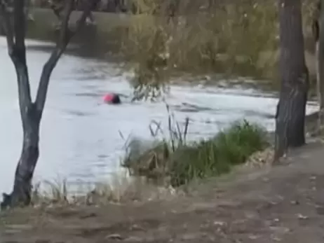 Випадково опинилия поруч: у Києві поліцейські врятували малу, яка впала в глибоку водойму