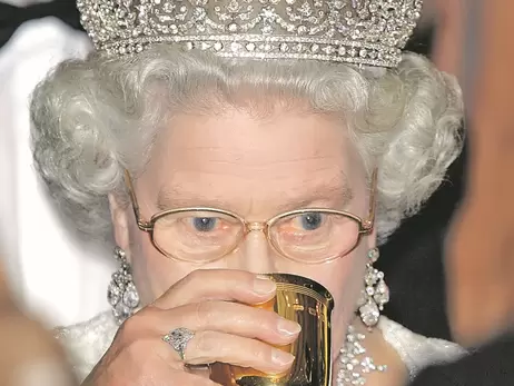 Єлизавета II у зав'язці, зате випускає джин власної марки та має потяг до коктейлів Джеймса Бонда