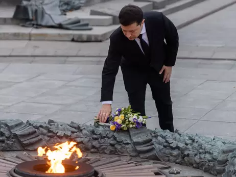 Володимир Зеленський поклав квіти до могили Невідомого солдата у День вигнання з України нацистських загарбників