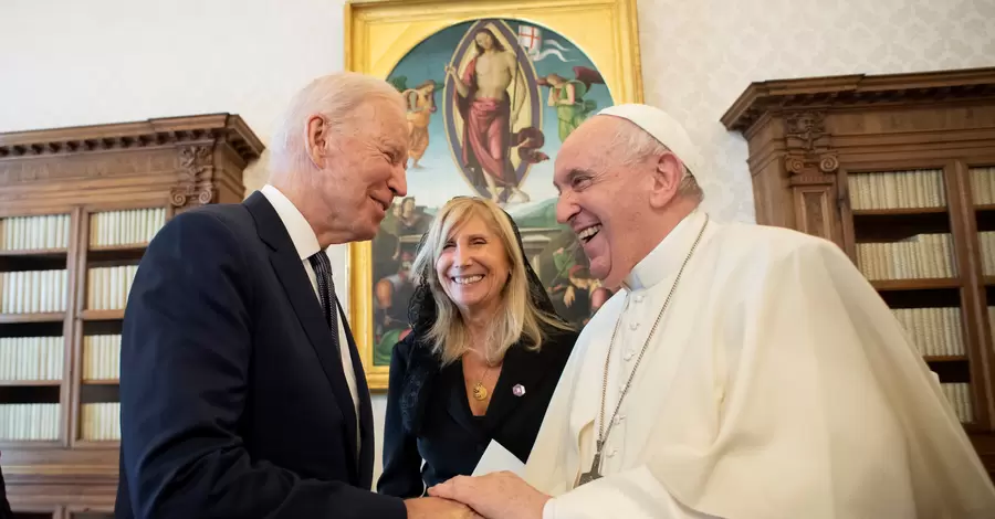 Байден в Ватикане представился “мужем Джилл” и проговорил с Папой Римским больше часа