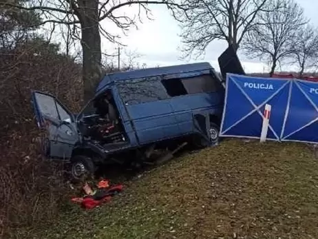 У Польщі мікроавтобус із українцями злетів у кювет, є загиблі