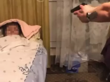 Відеоблогерам з Києва повідомили про підозру після ролика з лежачою бабусею