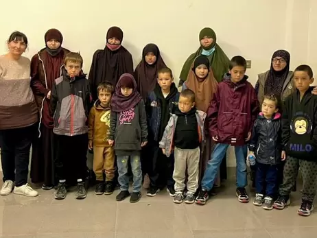 В Україну із закритих таборів для біженців у Сирії повернулися троє жінок з дітьми