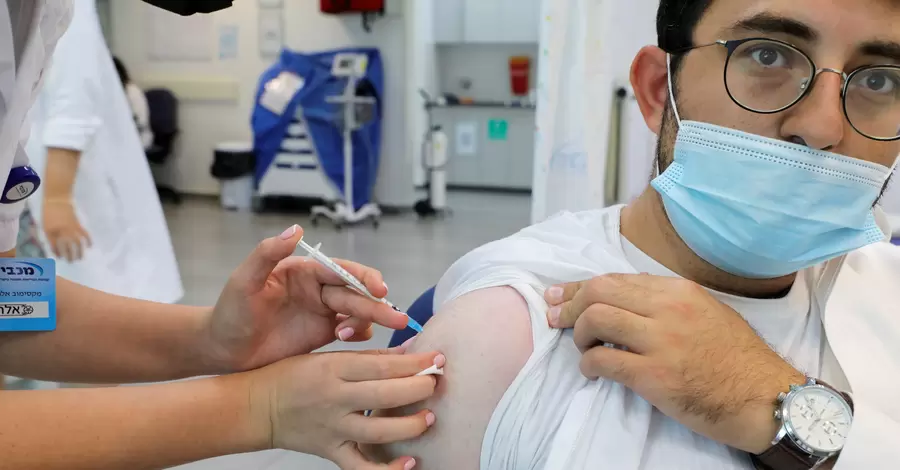 Израиль колет бустер: третья доза вакцины – обязательна