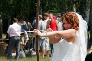На Дне кузнеца в Пирогово невесты стреляли из лука + [ФОТО] 