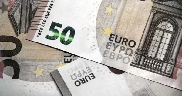 Курс валют на 1 декабря, среду: евро рухнул до психологической отметки