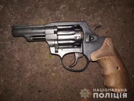У Києві один чоловік поранив іншого з пістолета через неякісний ремонт