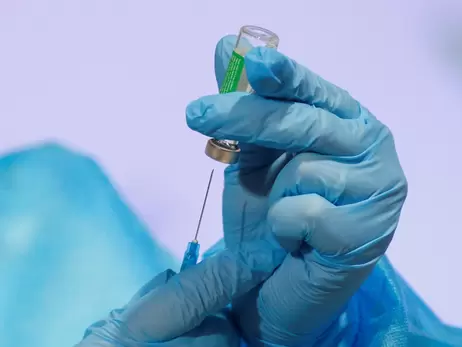 В Італії пацієнт прийшов на вакцинацію з силіконовою рукою, щоб уникнути щеплення