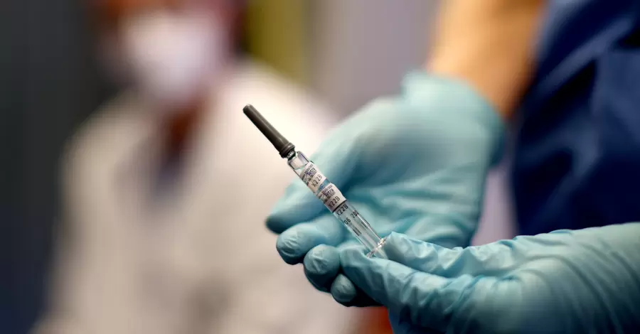 В Бразилии медсестра по ошибке ввела младенцам COVID-вакцину, детей госпитализировали