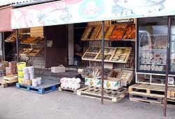 Владельцы ларьков на рынке «Юность» мешают сносу киосков 