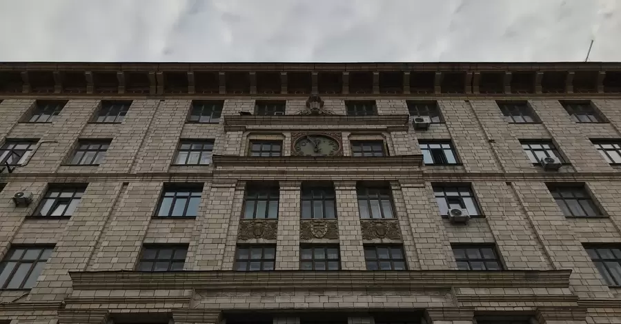 В Киеве отремонтировали часы с самым большим циферблатом, которые более 10 лет показывали неправильное время