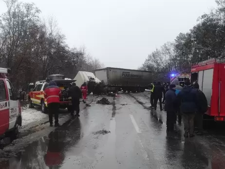 Під Черніговом зіткнулися вантажівка та маршрутка, загинули 11 людей
