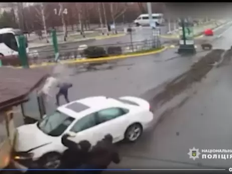 Иностранец на авто протаранил ворота Межигорья