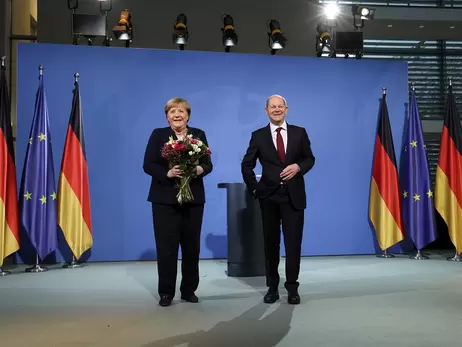 Меркель передала власть новому канцлеру Германии Шольцу