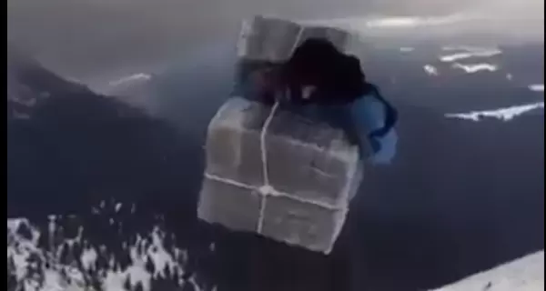 Журналіст показав відео, як контрабандисти з ящиками сигарет штурмують гору дорогою до Румунії: кожен рейс - від ста євро