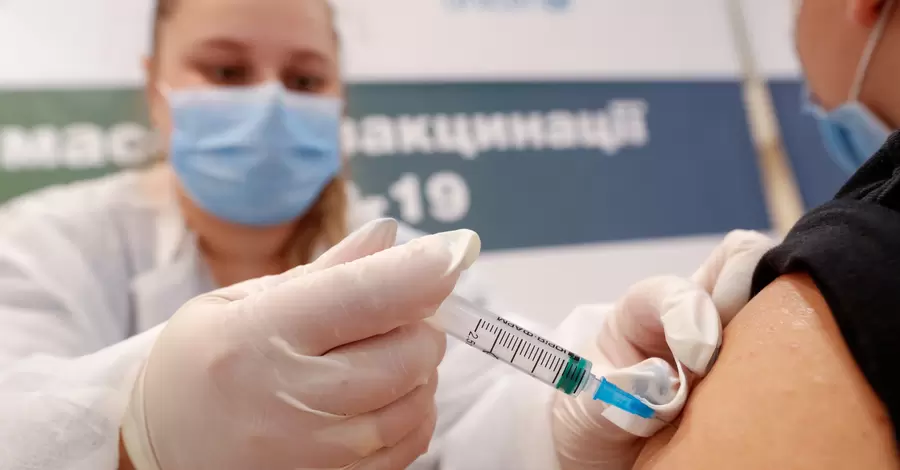 Третья доза вакцины от «короны»: кому и почему ее могут ввести в Украине