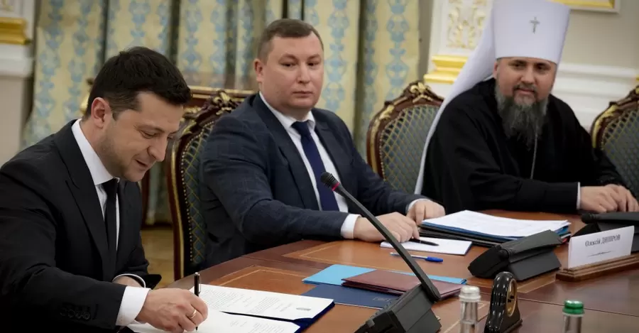 Владимир Зеленский подписал закон о военных капелланах