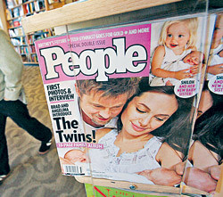 Брэд Питт и Анджелина Джоли показали своих близнецов 