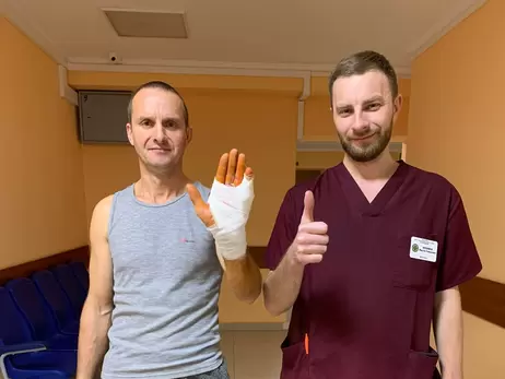 Львовские врачи избавили украинца от парализующей паутины, заставлявшей его руку сжиматься в кулак