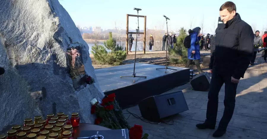 Другі роковини аварії літака МАУ в Ірані: у Києві вшанували пам'ять загиблих