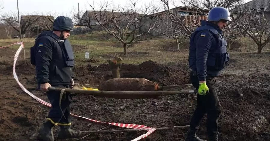 Жителі Василівки Запорізької області відкопали у своєму саду 100-кілограмову авіаційну бомбу