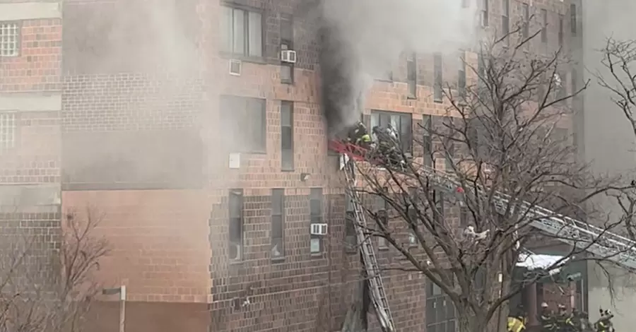 В Нью-Йорке в пожаре в многоэтажке погибли 19 человек. Среди них – девять детей