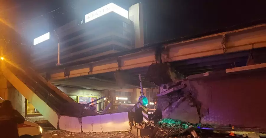 Відео обвалення пішохідного мосту в центрі Мінська з'явилося у мережі