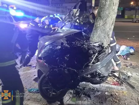 У Мелітополі авто на швидкості влетіло в дерево: машину розірвало навпіл, є 2 загиблих