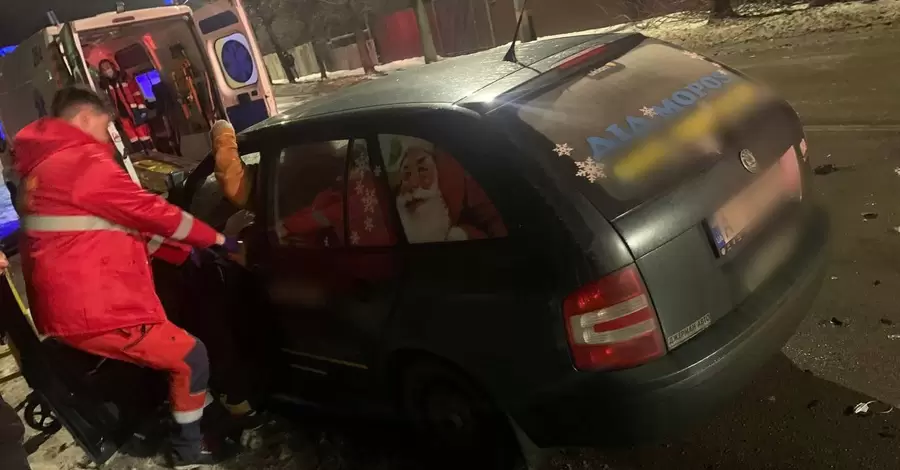 В Белой Церкви спасатели вытаскивали Дед Мороза из авто, попавшего в ДТП