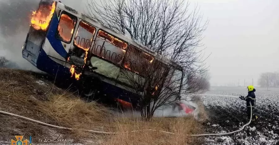 Під Дніпром після ДТП спалахнули пасажирський автобус та машина, є жертви