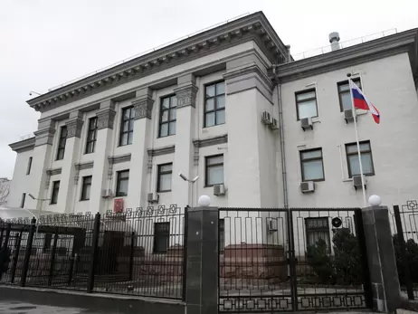 Эвакуация российских дипломатов из Украины: в МИД обеих стран заявили о штатной работе посольств