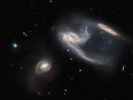  Телескоп Hubble сделал снимок группы из трех галактик в созвездии Феникс