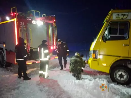 В Житомирской области спасли из снежного плена автобус с детьми