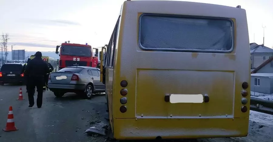 Біля Львова авто зіштовхнулося з маршруткою, водій легковика загинув на місці