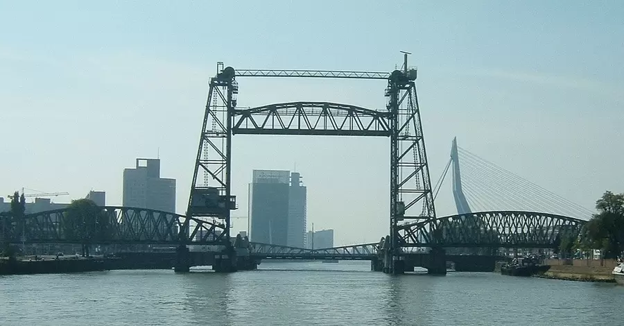 Власти Роттердама согласились частично разобрать исторический мост, чтобы пропустить яхту Джеффа Безоса