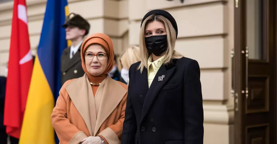 Олена Зеленська в ефектному пальті та брюках із завищеною талією зустріла дружину Ердогана і відкрила в 