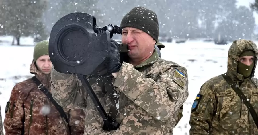 На Черниговщине проходят учения - украинские военные учатся стрелять из противотанковых комплексов NLAW